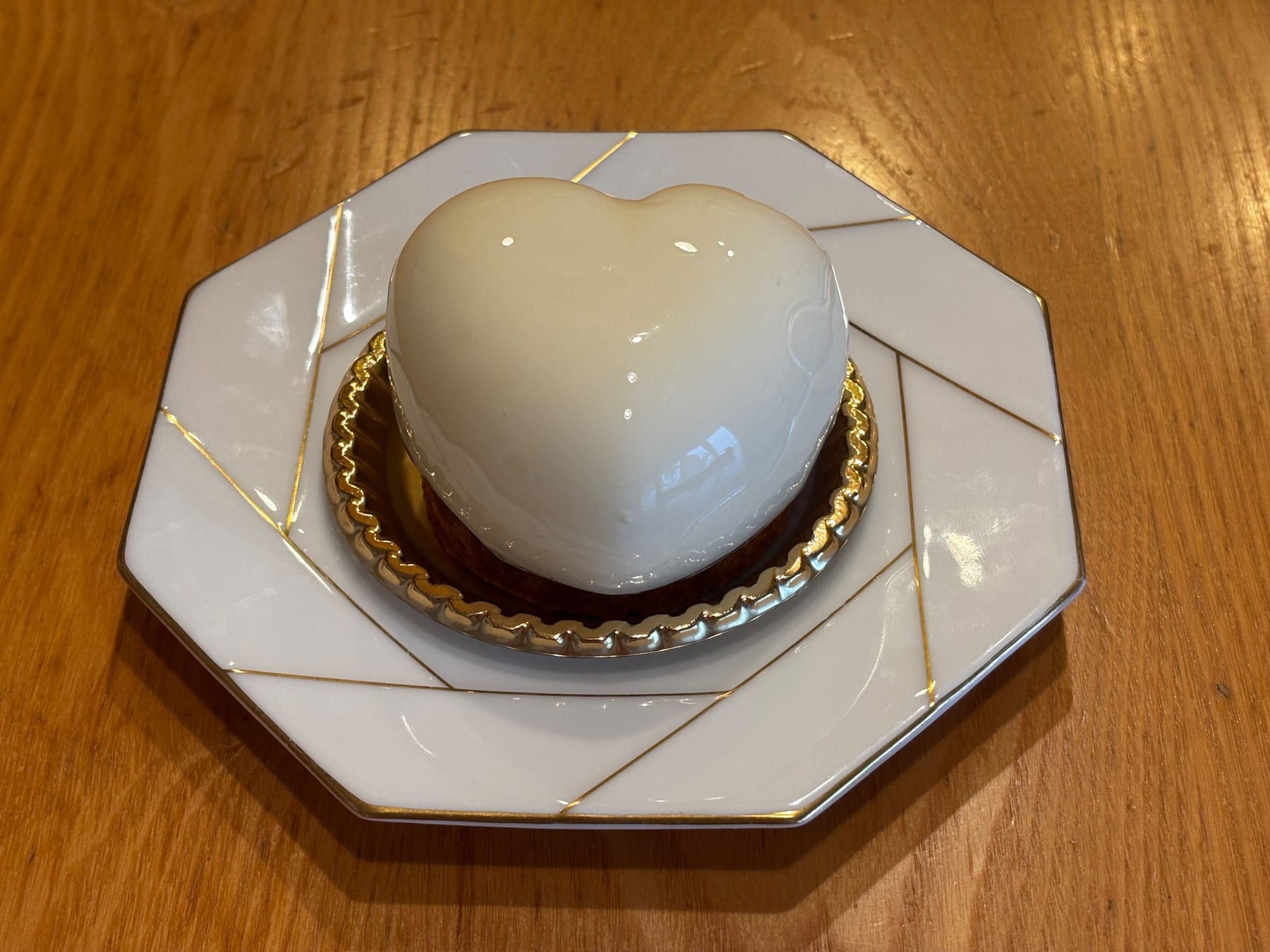 ツヤツヤの白が映えるハートのケーキ。江戸時代からの老舗「パティスリーマルヤ」の『白のたまふゆゆ』