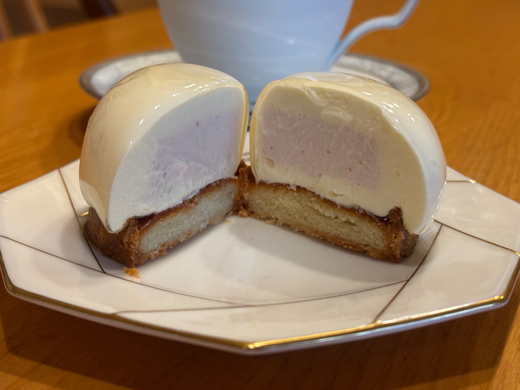 ツヤツヤの白が映えるハートのケーキ。江戸時代からの老舗「パティスリーマルヤ」の『白のたまふゆゆ』